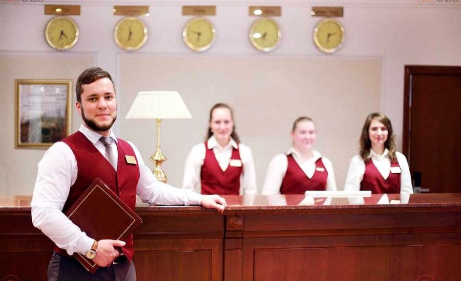 администратор стойки приема и размещения