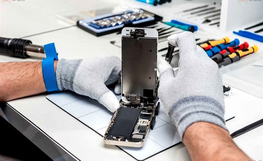 инженер по ремонту сотовых телефонов