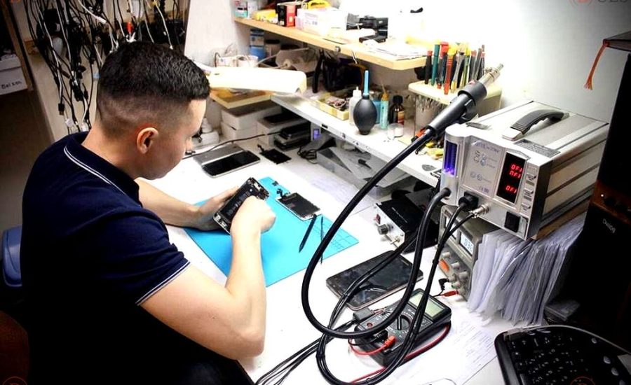 мастер по ремонту мобильных телефонов