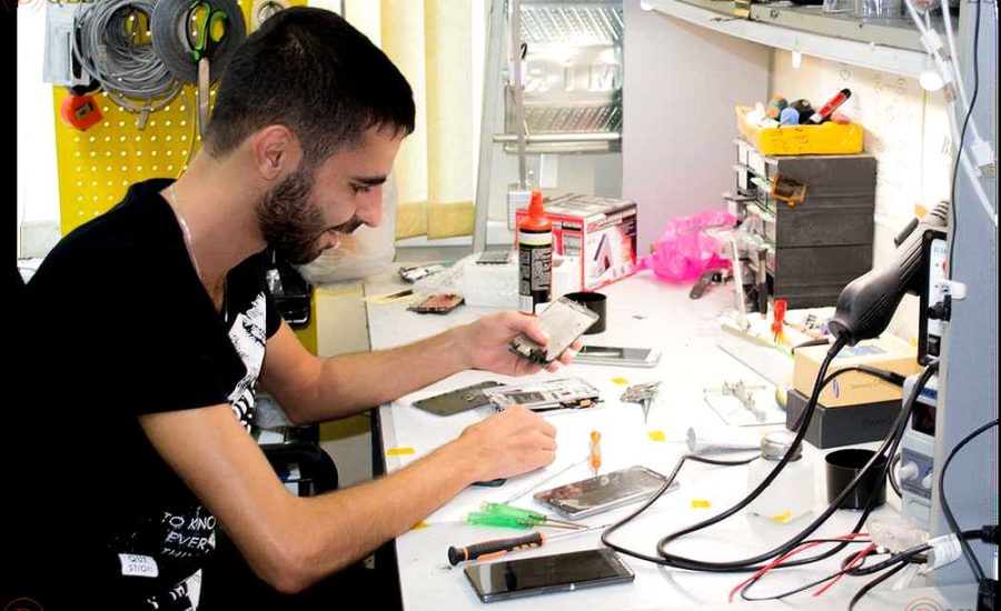 мастер по ремонту сотовых телефонов