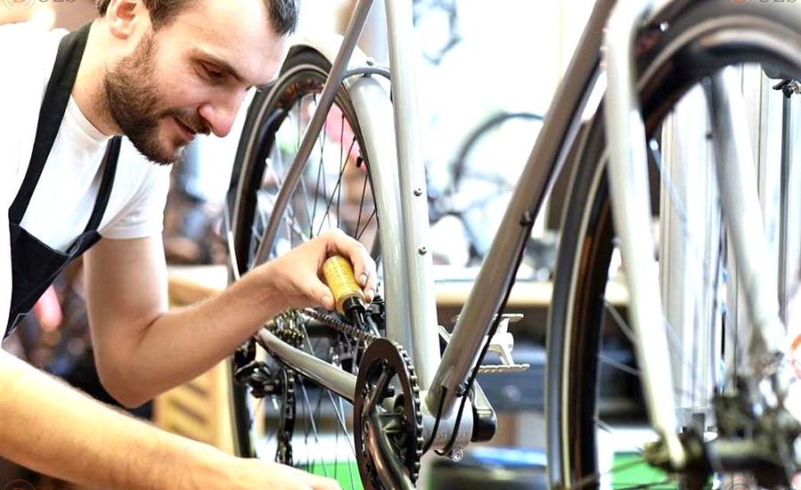 мастер по ремонту велосипедов