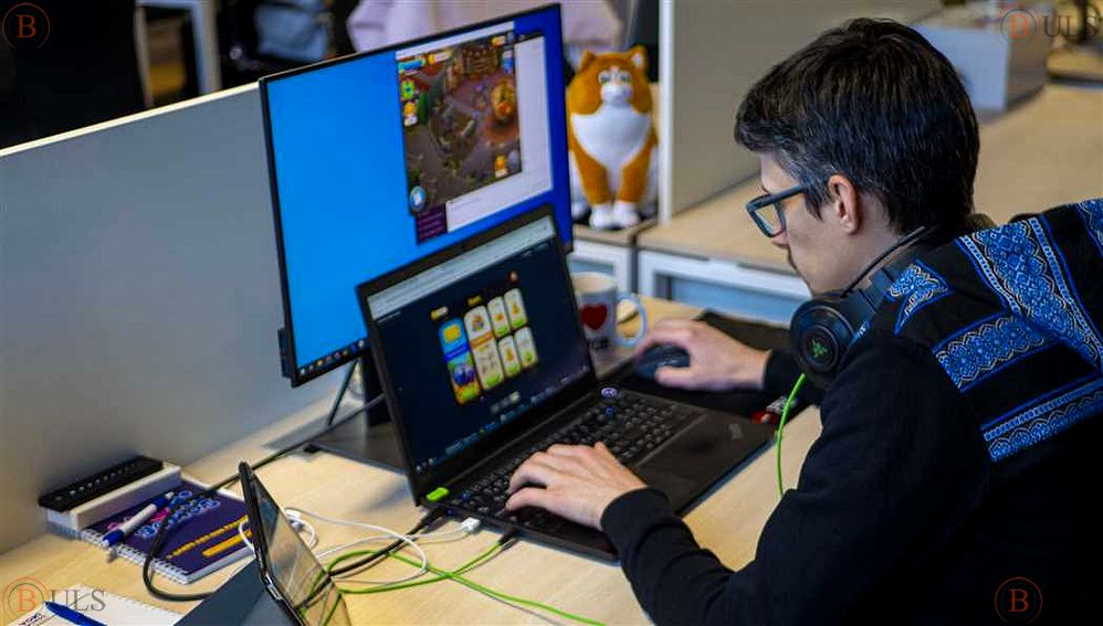 разработчик игры за работой