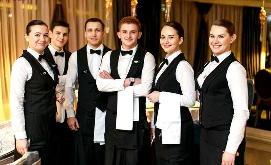 официант банкетной службы