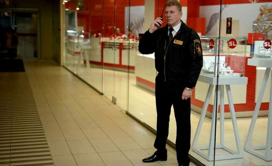 охранник в торговый зал