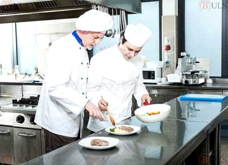 помощник по кухне