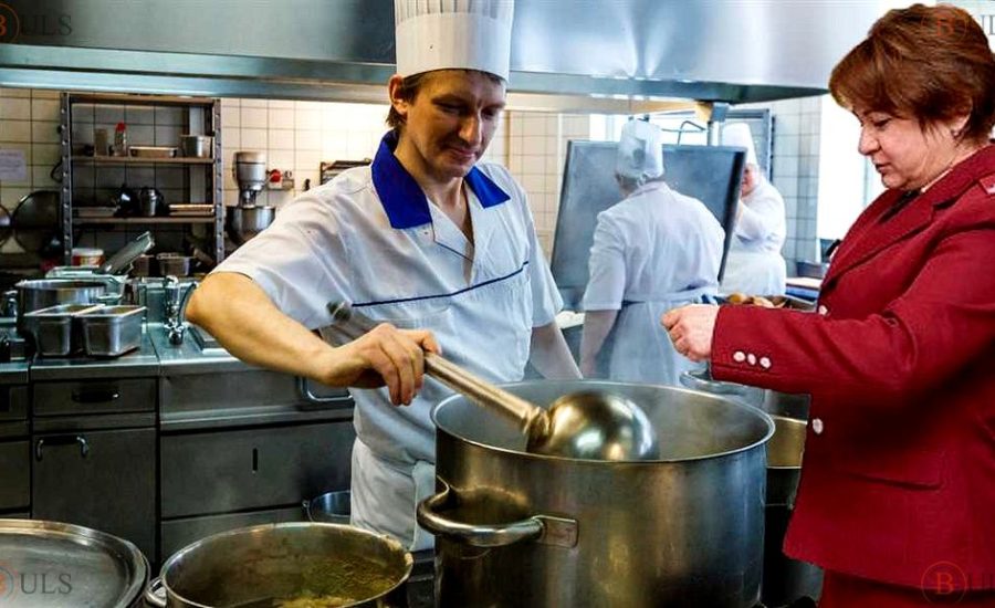 повар горячего цеха в столовую