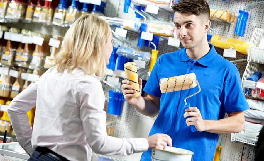 продавец в строительный магазин